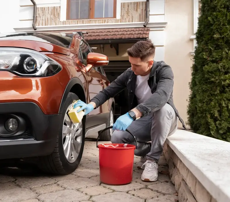 Lavage auto à domicile Le Mesnil-Simon : professionnel intervenant sur un véhicule